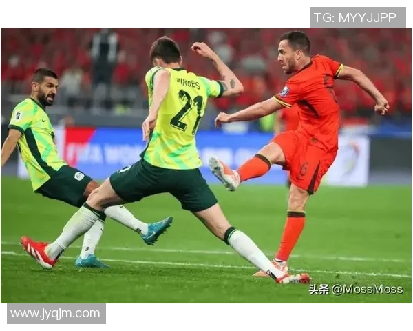 足球球星不经意间摸镜头瞬间成焦点 引发球迷热议与网络热潮