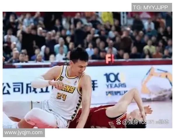 球星因不满判罚冲撞裁判引发争议事件分析